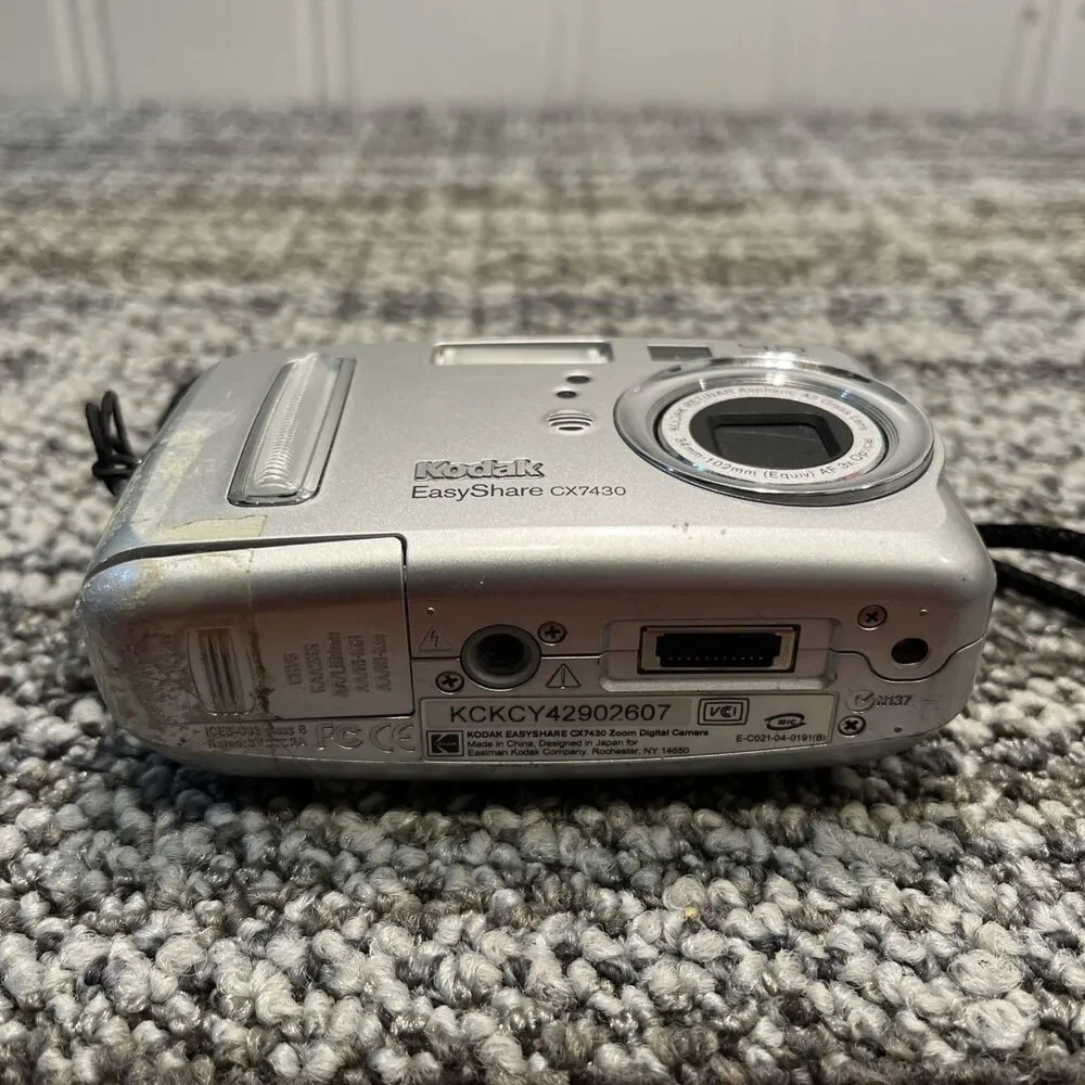 Kodak EasyShare CX7430 4.0 MP Digital Camera Silver With Dock 6000 Charges Flaw